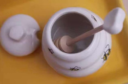PORCELANOWY SŁOIK SŁOICZEK NA MIÓD + ŁYŻECZKA PREZENT PARAPETÓWKA GADŻET